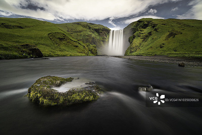 斯科加瀑布前的河流，冰岛斯科加图片素材