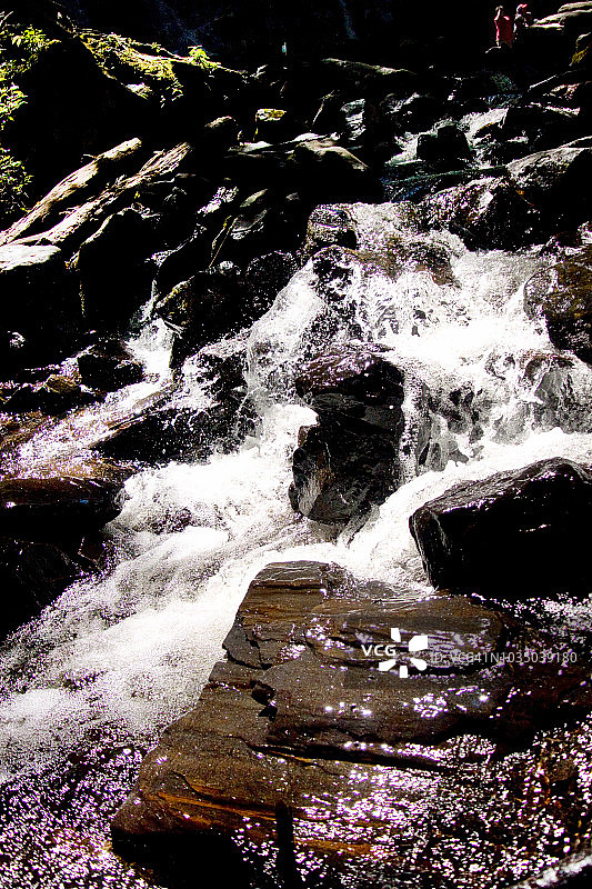 流过岩石的白色水流特写图片素材
