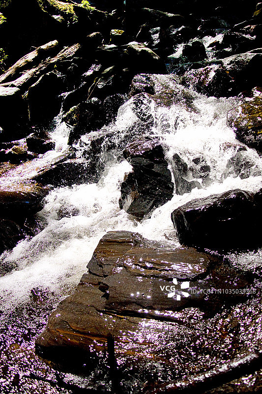 流过岩石的白色水流特写图片素材