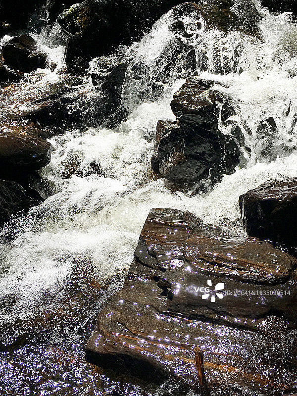 流过岩石的白色水流特写图片素材