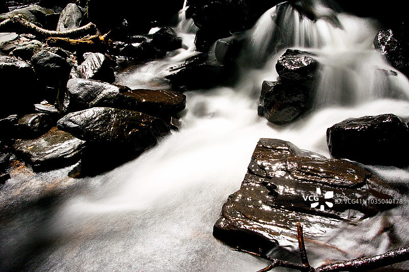 流过岩石的白色水流特写图片素材