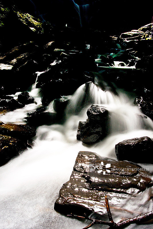 流过岩石的白色水流特写图片素材