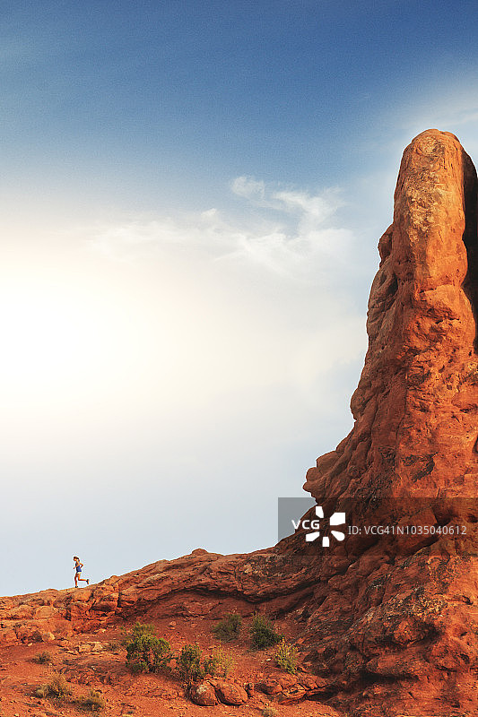 在拱门国家公园徒步的女人：精致拱门图片素材