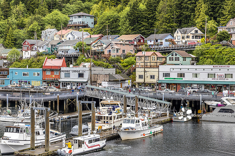 从航行于内陆航道的游轮上看到的美国阿拉斯加州克奇坎港图片素材