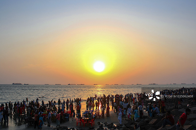 孟加拉国吉大港帕滕加拥挤的海滩图片素材