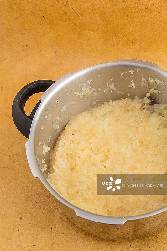 高压烹制苹果酱图片素材