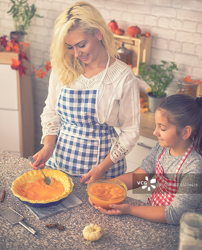 家庭制作南瓜派图片素材