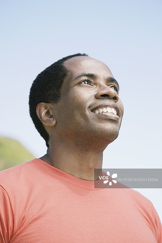 抬头看的非洲裔男人图片素材