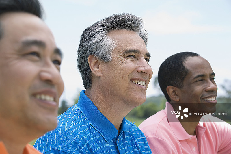 户外活动的多民族男士图片素材