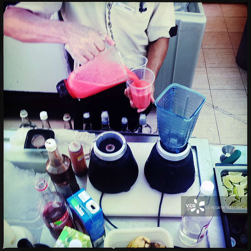 调酒师调酒图片素材