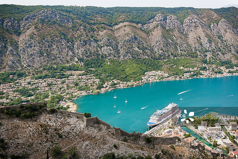 科托尔湾清澈水域中的游轮，黑山科托尔图片素材