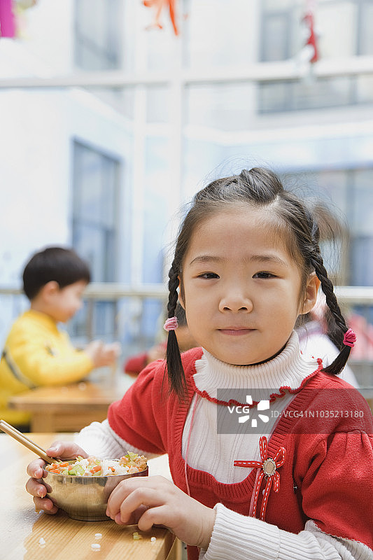吃午餐的中国女孩图片素材