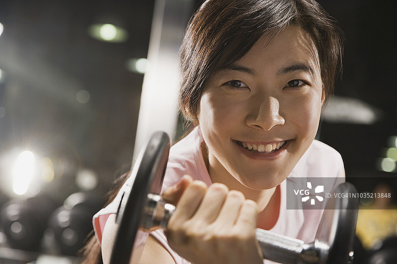 中国女人举着哑铃图片素材