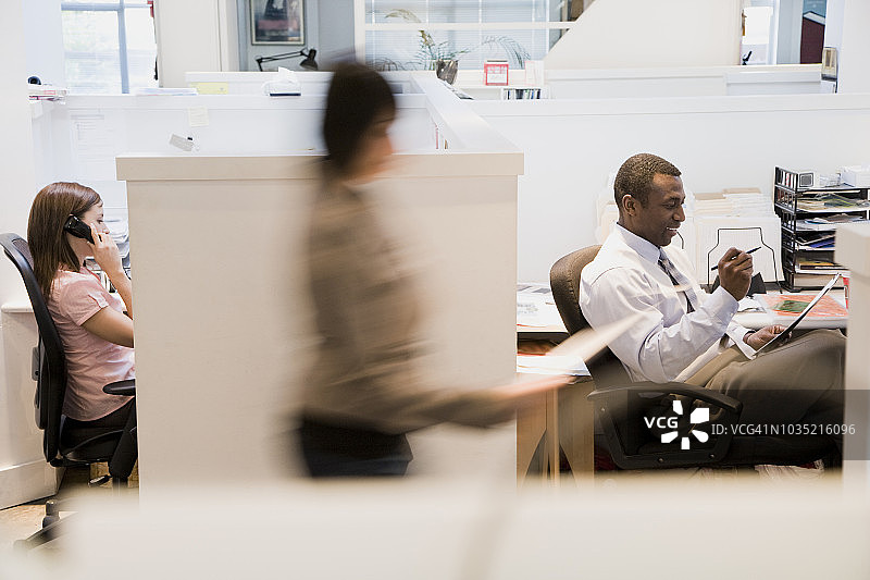 在办公室打电话的商务人士图片素材