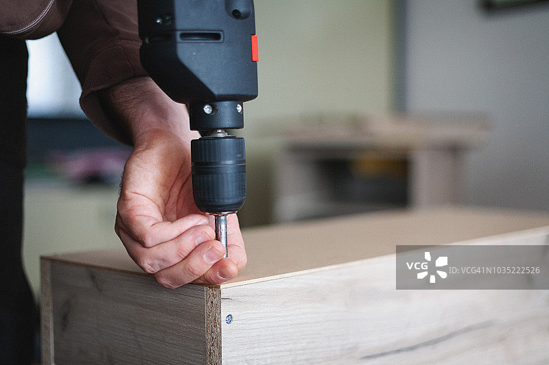 木匠制作家具特写图片素材