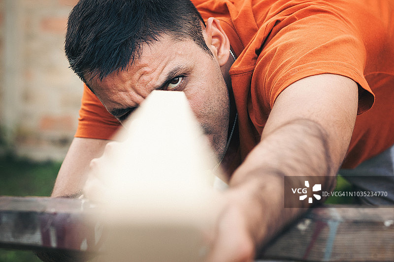 粉刷和修理木板的年轻男人图片素材