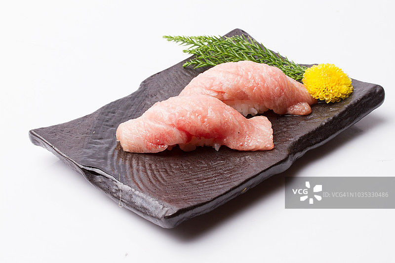 传统盘子上日式金枪鱼腩寿司特写图片素材