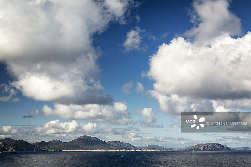 伊尼肖恩半岛的云下海岸线图片素材