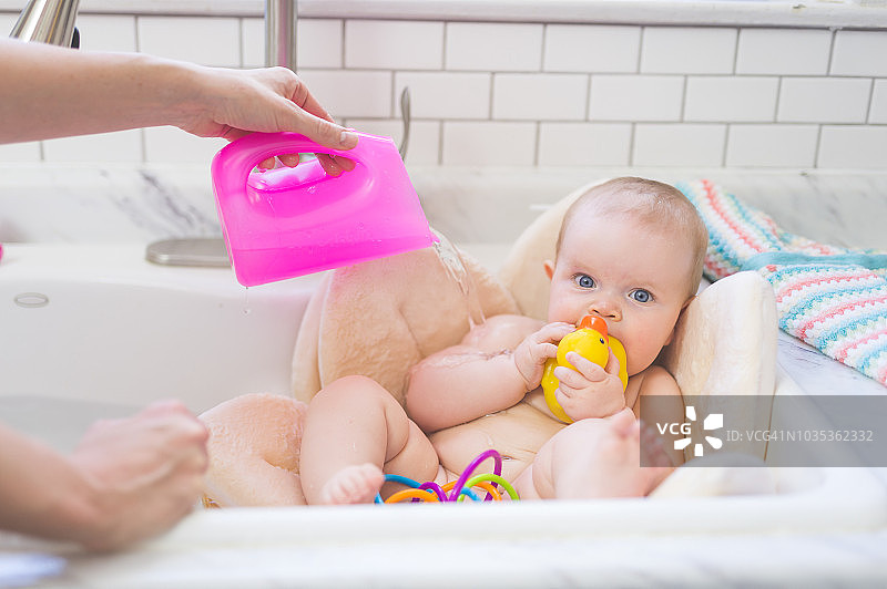 在厨房水槽里洗澡图片素材