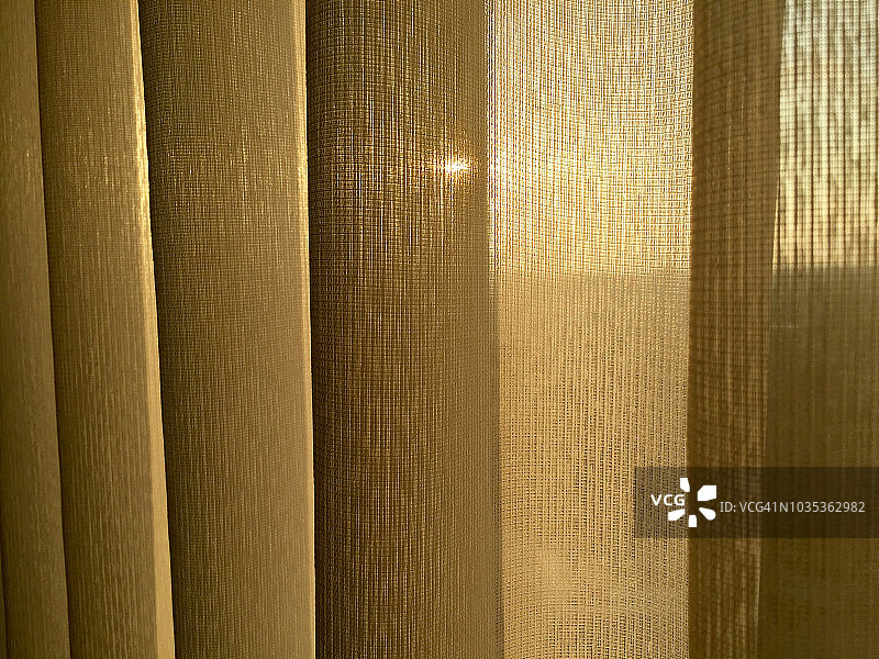 神奇时刻：透过百褶推拉帘看日出图片素材