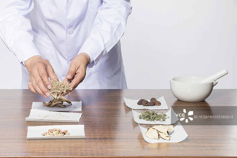 中国医生正在配药图片素材