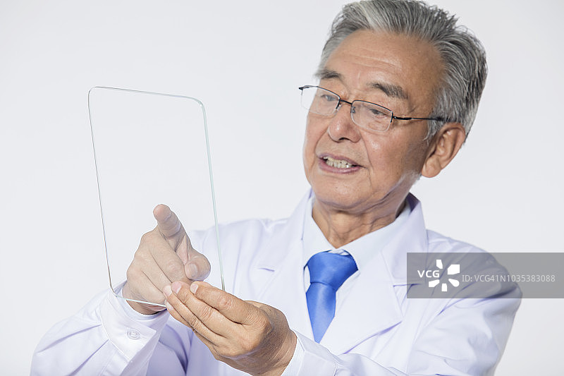 一位年长的男人只使用触摸屏图片素材