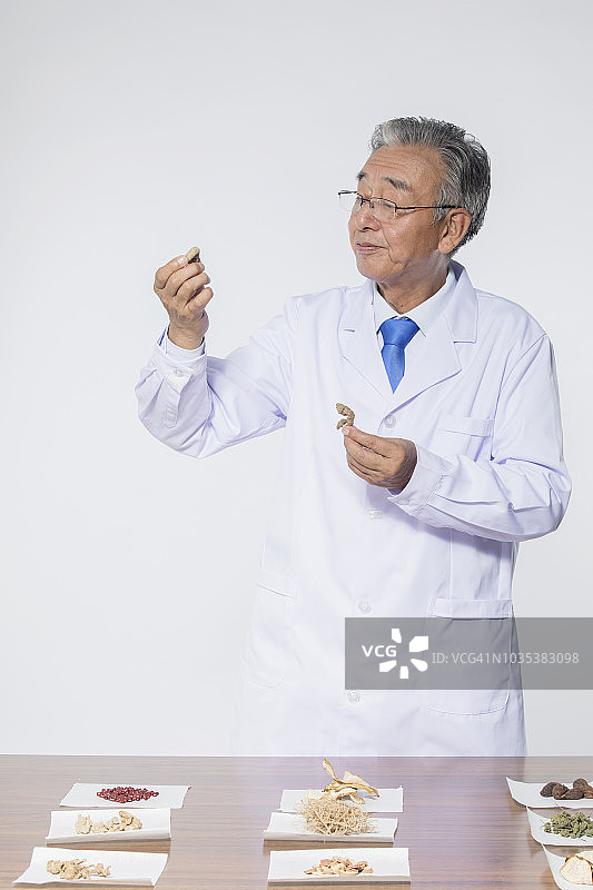 中国医生正在配药图片素材