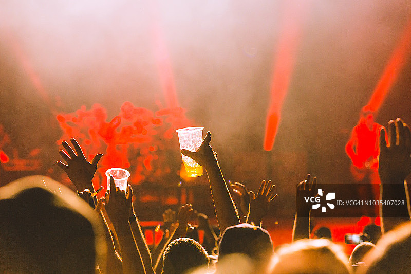 音乐会酒精饮品：啤酒图片素材