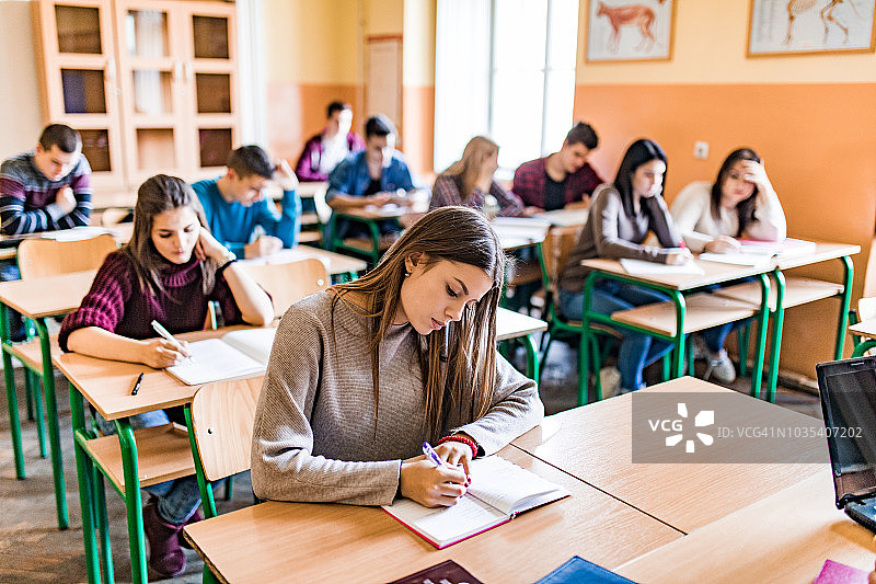高中生在教室里考试图片素材