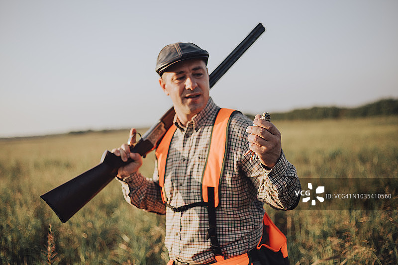 猎人手持鹌鹑图片素材