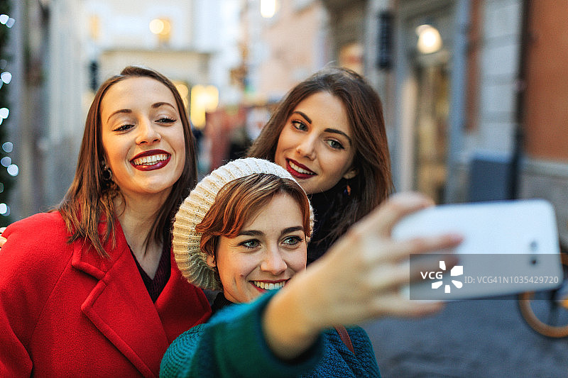 在意大利罗马圣诞节期间购物的妇女图片素材