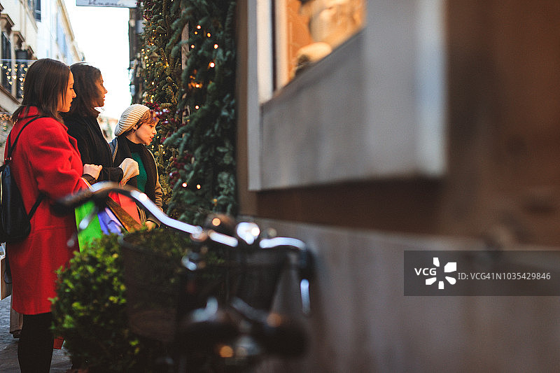 在意大利罗马圣诞节期间购物的妇女图片素材