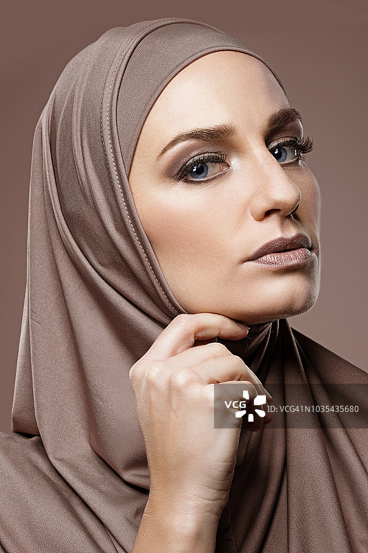 戴着头巾的美丽穆斯林女人图片素材
