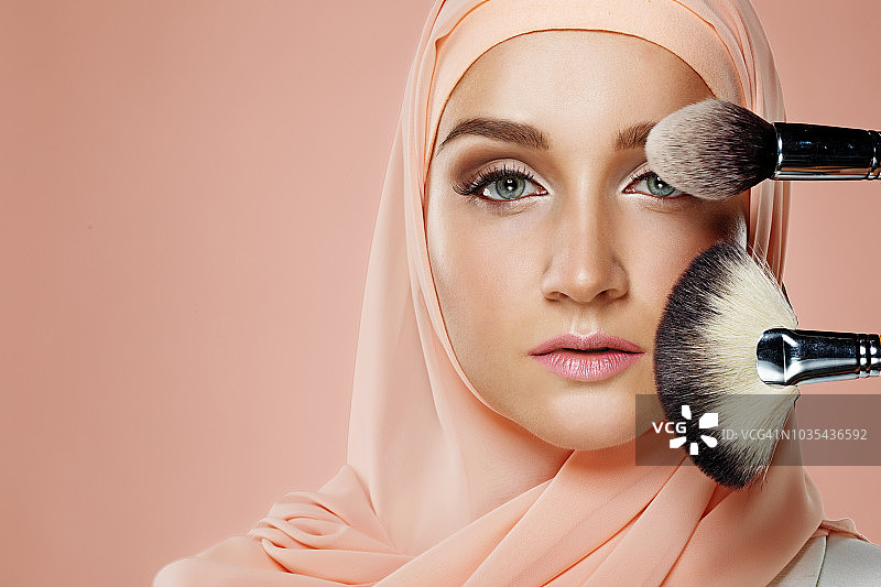 戴着头巾的美丽穆斯林女人图片素材