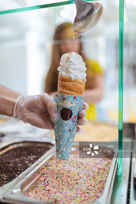 烟囱蛋糕上浇着的糖霜图片素材