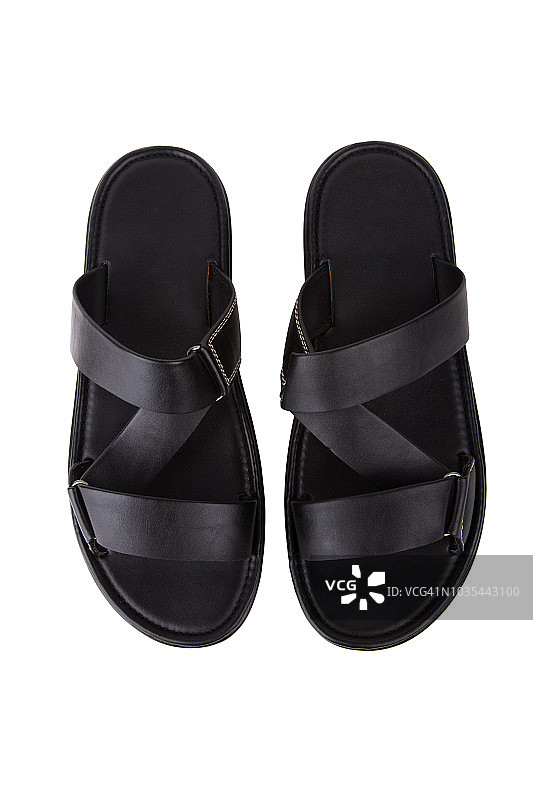 白色背景上的黑色男士皮凉鞋图片素材