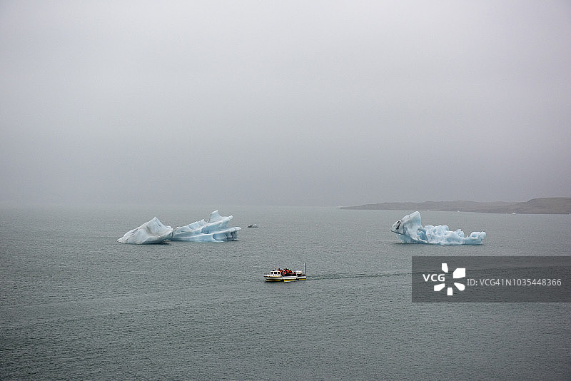 两栖车辆与游客参观冰岛东部杰古沙龙冰河湖图片素材