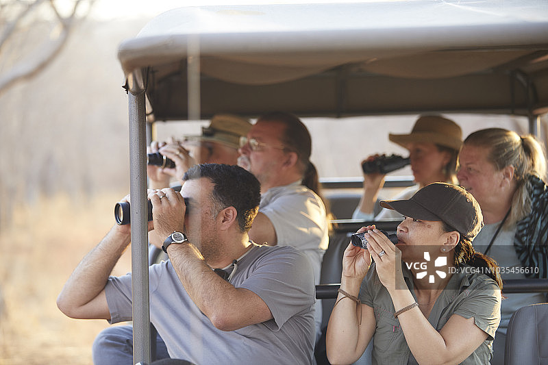 在津巴布韦维多利亚瀑布参加狩猎之旅的游客图片素材