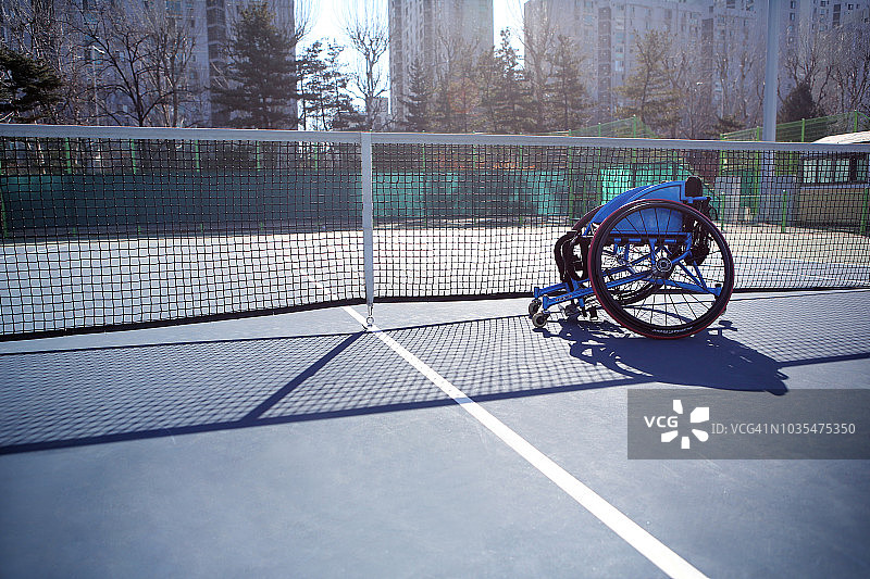 网球场上的轮椅图片素材