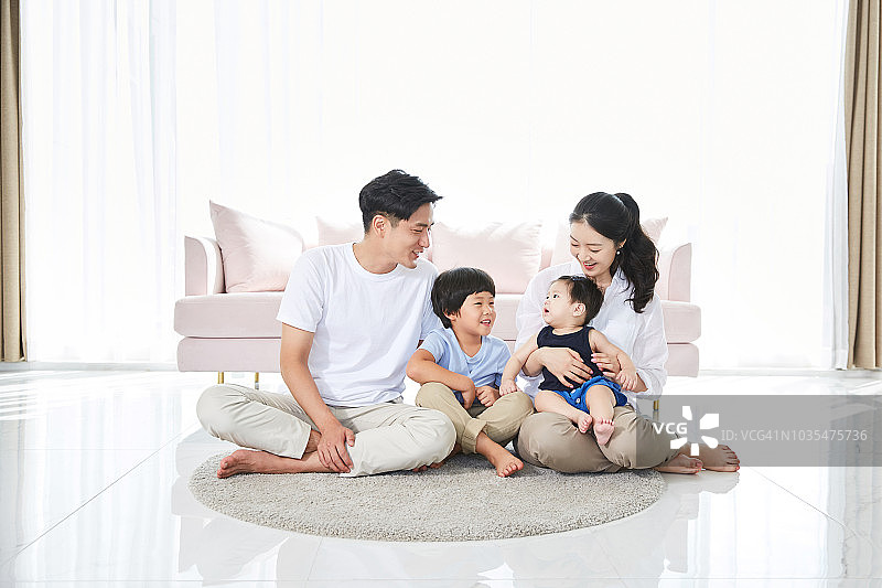 快乐的一家人在客厅里图片素材