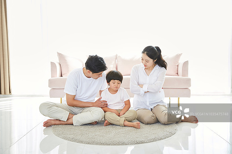 客厅里愤怒的孩子和家人图片素材