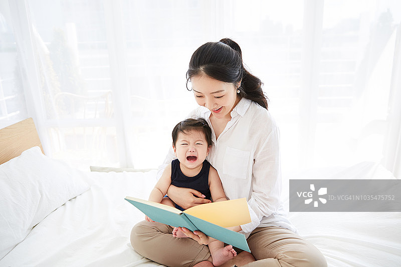 母婴一起阅读图片素材