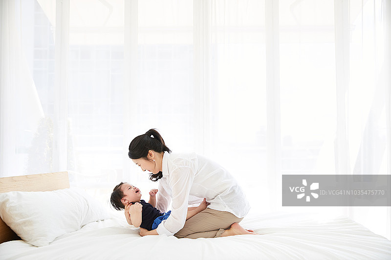 母婴一起阅读图片素材