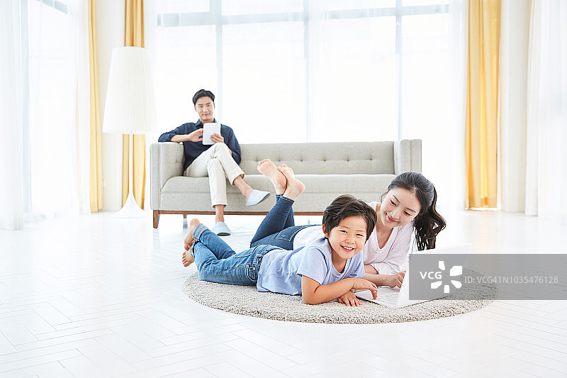 一家人在家开心地笑图片素材