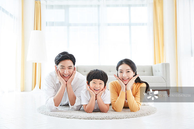 一家人在家开心地笑图片素材