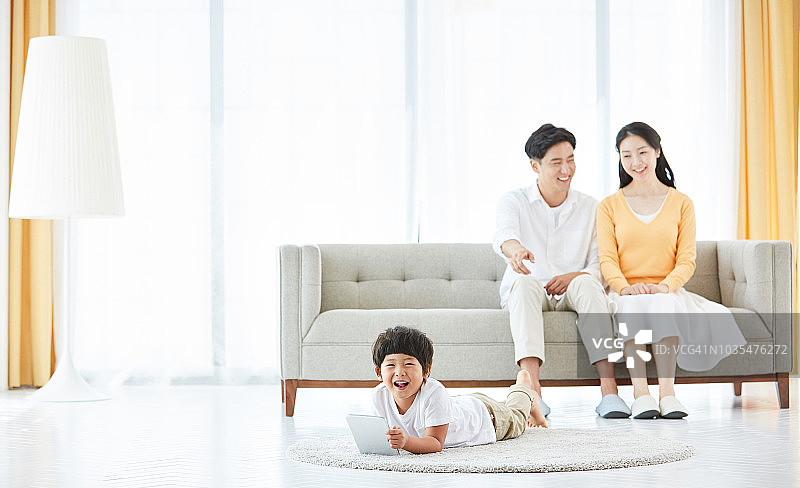 一家人在家开心地笑图片素材