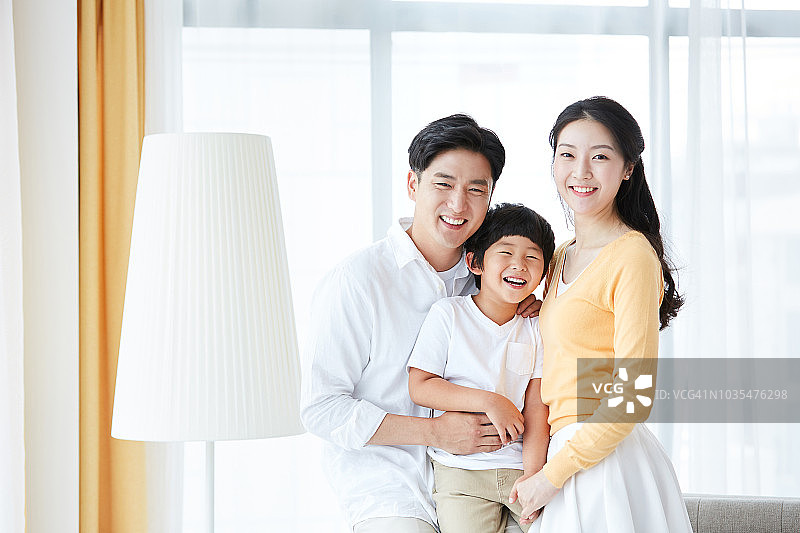 一家人在家开心地笑图片素材