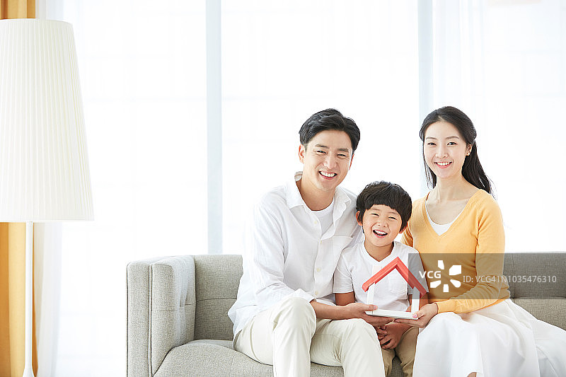 一家人在家开心地笑图片素材