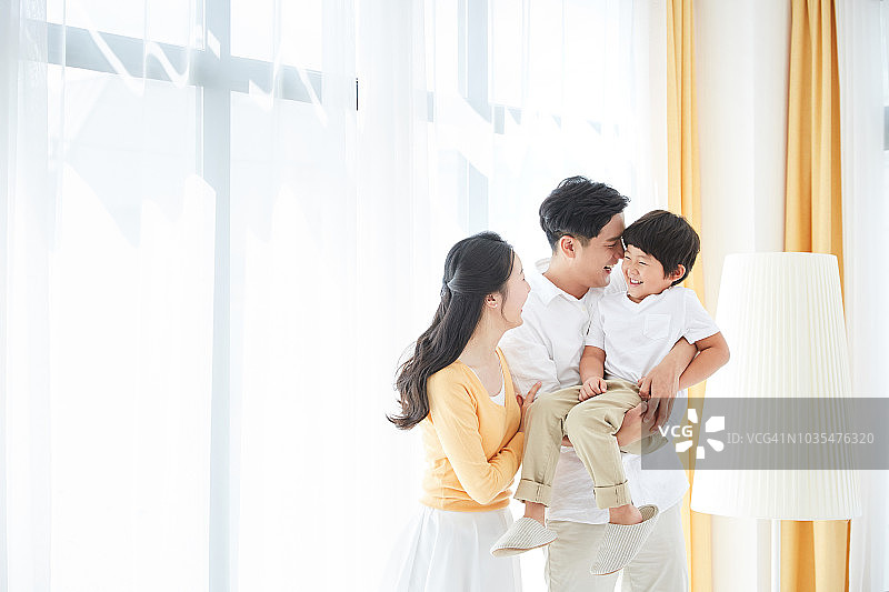 一家人在家开心地笑图片素材