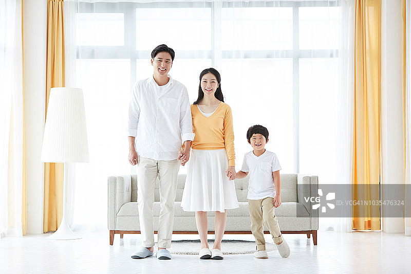 一家人在家开心地笑图片素材